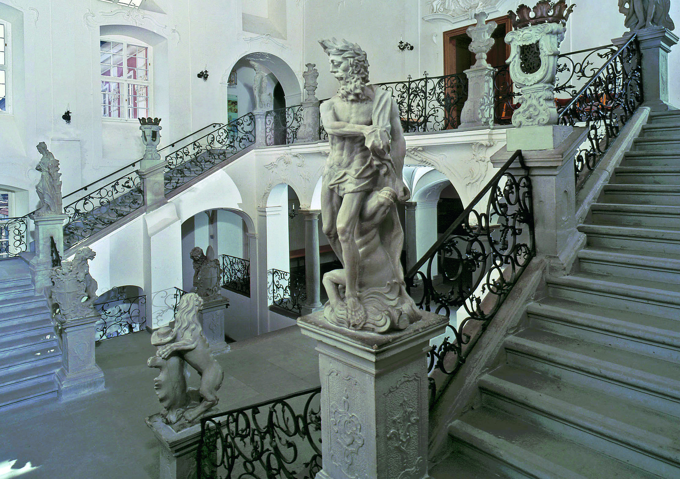 29_MeersburgNSCH_Innen_LMZ323181_Meersburg_Treppenhaus_4C_300_mod_foto ssg arnim weischer_crop_402x283