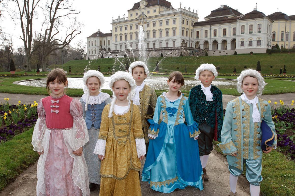 Kindergruppe in historischen Kostümen vor Residenzschloss Ludwigsburg