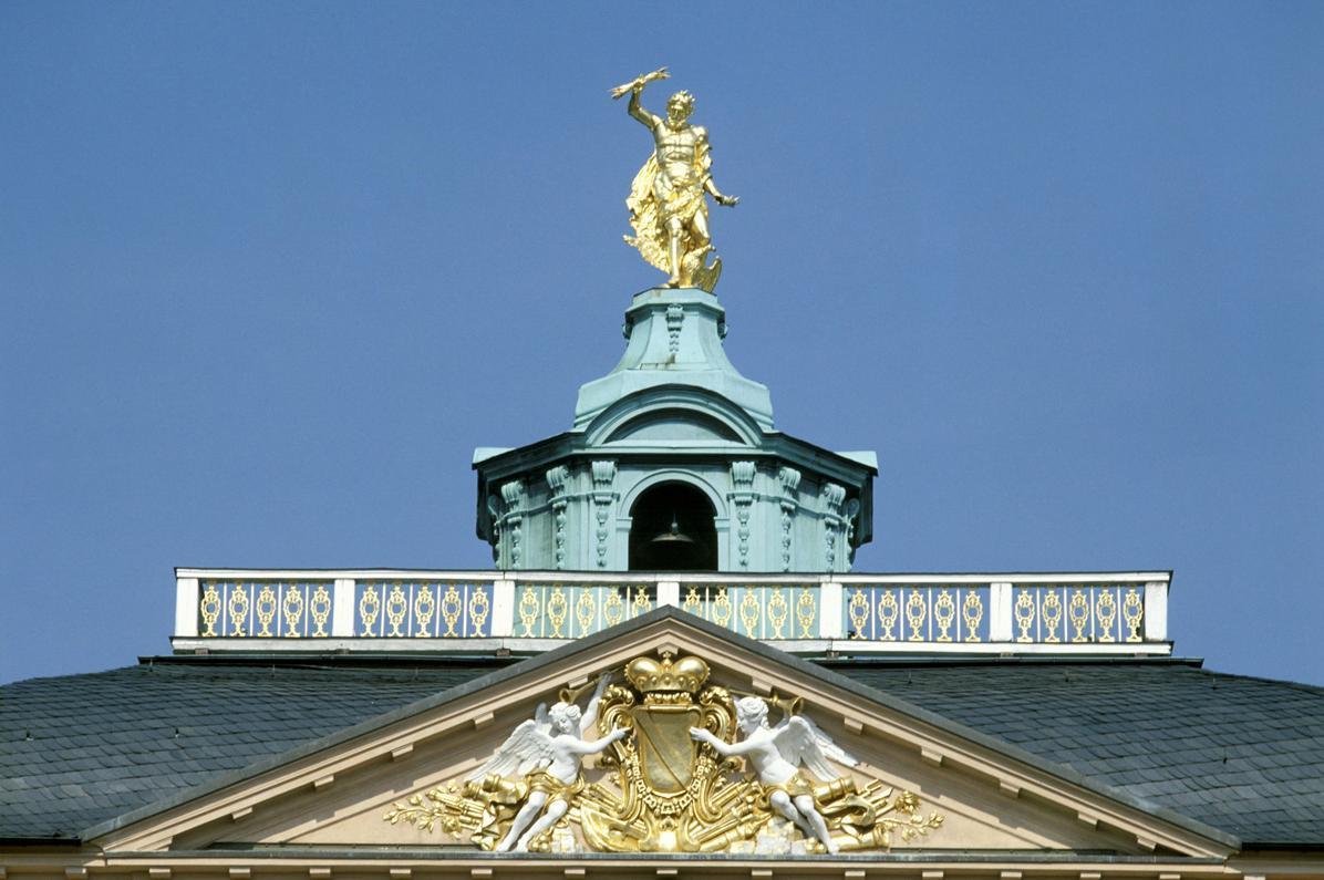 Giebel des Residenzschlosses Rastatt mit badischem Wappen