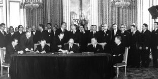 Charles de Gaulle und Konrad Adenauer unterzeichnen den Élysée-Vertrag