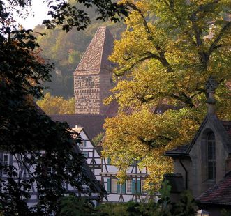 Blick durch herbstliche Bäume auf den Maulbronner Klosterhof