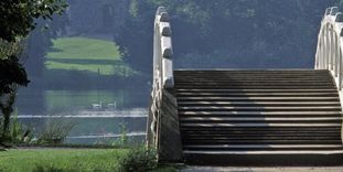 Brücke und Apollotempel im Schlossgarten Schwetzingen