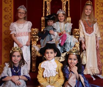 Kinder in historischen Kostümen in Residenzschloss Ludwigsburg