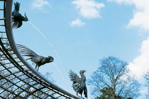 Wasserspeiender Vogel am Brunnen im Schlossgarten Schwetzingen