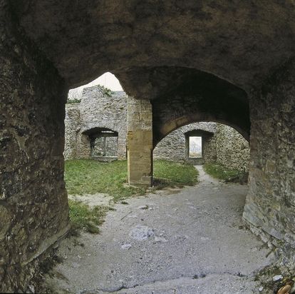 Durchgang zum Innenhof in der oberen Festung der Festungsruine Hohentwiel