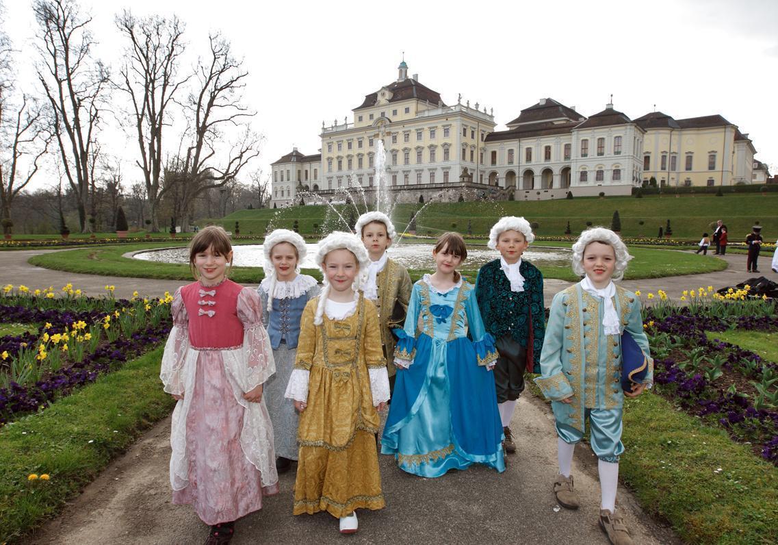Kostümierte Kindergruppe vor Residenzschloss Ludwigsburg