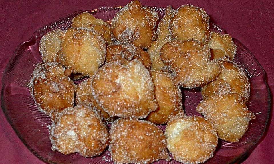Foto: Wikipedia, gemeinfrei Ausgebackene Nonnenfürzle mit Zucker