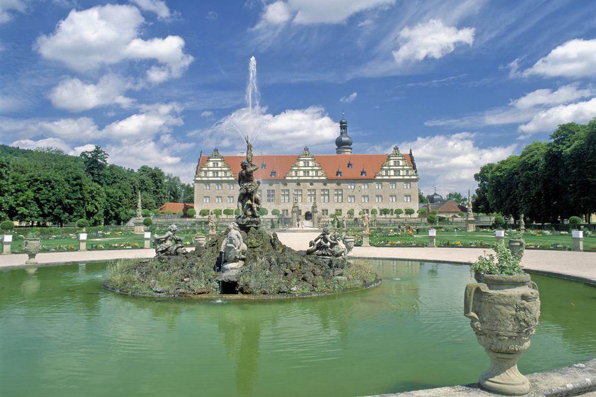 Blick vom Herkulesbrunnen im Schlossgarten zum Schloss Weikersheim