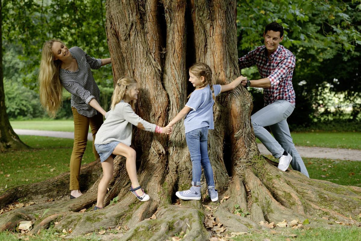 Spielende Familie im Schlossgarten Rastatt