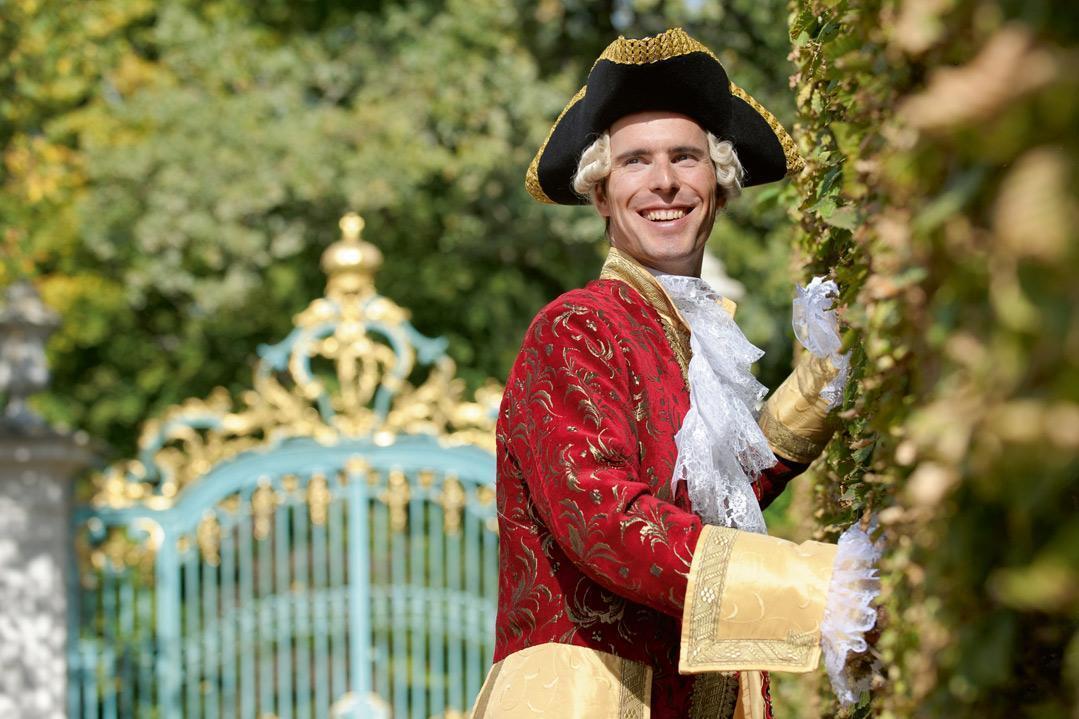 Kostümierter Gästeführer im Schlossgarten Schwetzingen