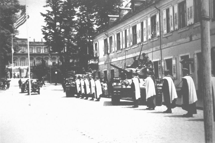 Foto: Staatliche Schlösser und Gärten Baden-Württemberg, Stadtarchiv Rastatt Residenzschloss Rastatt, Soldaten im Ehrenhof, historisches Foto