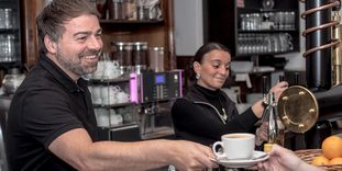 Marco Bissoli und Silvia Schreiner im Café Schlosswache