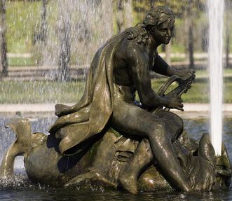 Skulptur des Arion mit einem Delfin in einem Bassin im Schlossgarten von Schloss Schwetzingen