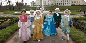 Kostümierte Kindergruppe vor Residenzschloss Ludwigsburg