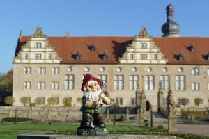 Schloss und Schlossgarten Weikersheim, Gartenzwerg vor dem Schloss