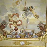 Putti mit kostbarem Porzellan Deckengemälde im Blumenzimmer in Schloss Favorite Rastatt