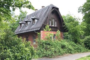 Großherzogliche Grabkapelle Karlsruhe, Außen, Wächterhaus