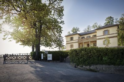 Grabkapelle auf dem Württemberg, Außenaufnahme Priesterhaus; Foto: Staatliche Schlösser und Gärten Baden-Württemberg, Günther Bayerl