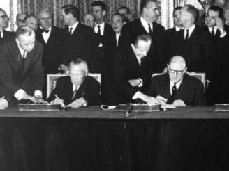 Charles de Gaulle und Konrad Adenauer unterzeichnen den Élysée-Vertrag