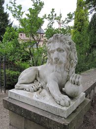 Foto: Staatliche Schlösser und Gärten Baden-Württemberg, Nina Kreckel Löwenfigur im Schlossgarten Schwetzingen