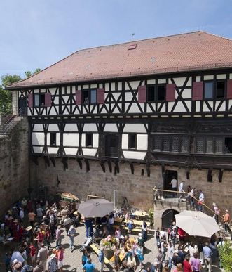 Visitors in the courtyard during the spring festival at Wäscherschloss Castle