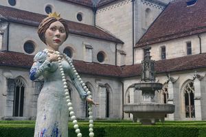 Kloster und Schloss Bebenhausen, Skulptur einer Königin im Kreuzgarten