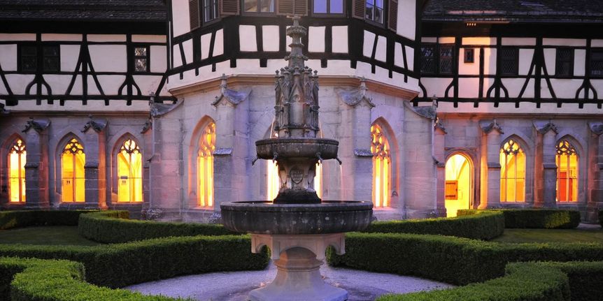 Kloster und Schloss Bebenhausen, Kreuzganggarten mit Abendbeleuchtung
