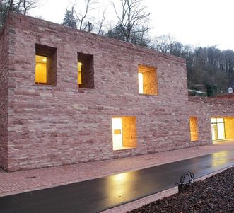 Das Besucherzentrum in Heidelberg passt sich farblich an das Schloss an