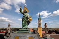 Foto: Staatliche Schlösser und Gärten Baden-Württemberg, Achim Mende Monastère d'Ochsenhausen, Vue extérieure avec sculpture dorée; l'image: Staatliche Schlösser und Gärten Baden-Württemberg, Achim Mende