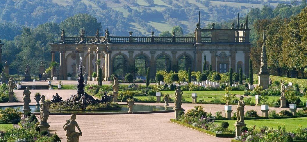 Gartenparterre mit Herkulesbrunnen und Orangerie, Schlossgarten Weikersheim