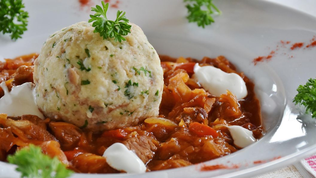 Rehgulasch in Glühweinsauce