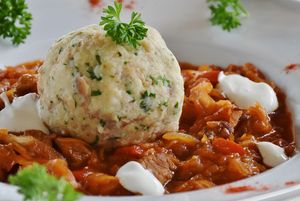 Angerichtetes Rehgulasch in Glühweinsauce