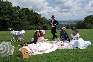 Picknicken in Kostüm 