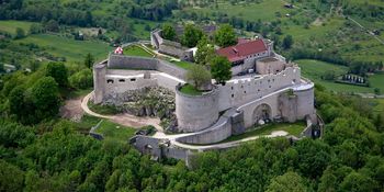 Festungsruine Hohenneuffen, die Burg hat hohe, dicke Mauern