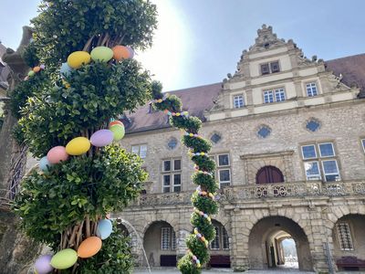 Schloss und Schlossgarten Weikersheim, Osterbrunnen im Innenhof