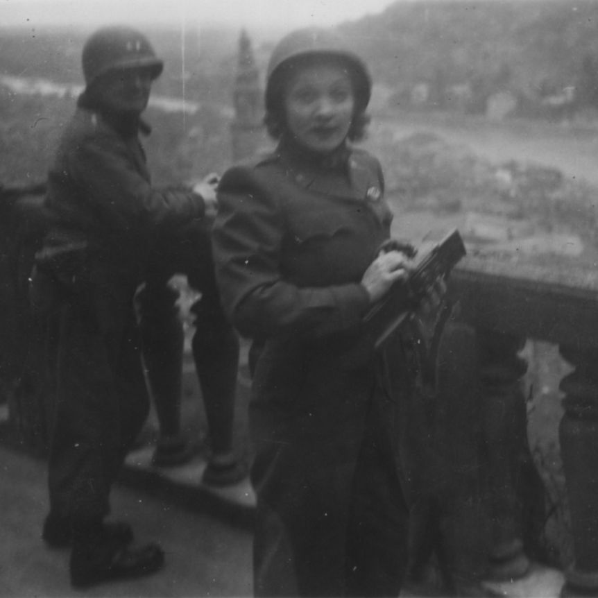 Schloss Heidelberg, Marlene Dietrich, April 1945, historisches Foto
