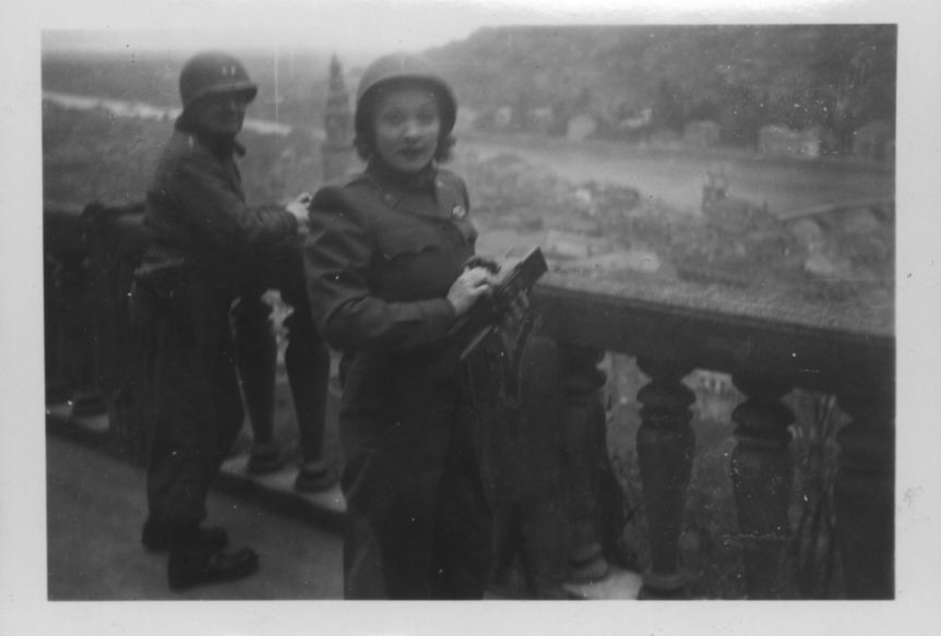 Foto: Deutsche Kinemathek Schloss Heidelberg, Marlene Dietrich, April 1945, historisches Foto