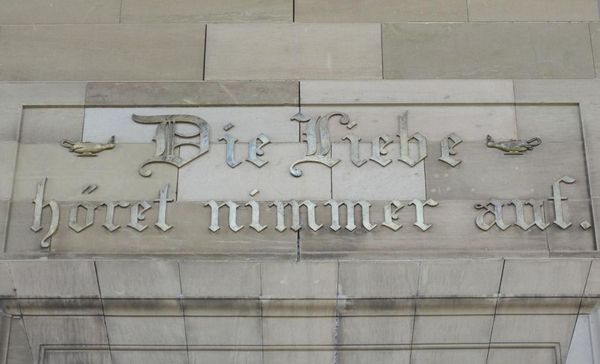 Grabkapelle auf dem Württemberg, Inschrift über dem Eingang 
