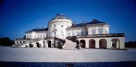 Foto: Staatliche Schlösser und Gärten Baden-Württemberg, Achim Mende Vorderfront von Schloss Solitude