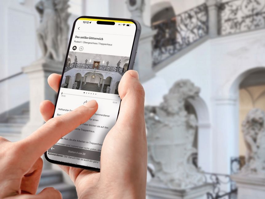 Smartphone mit Station vor dem Treppenhaus im Neuen Schloss Meersburg