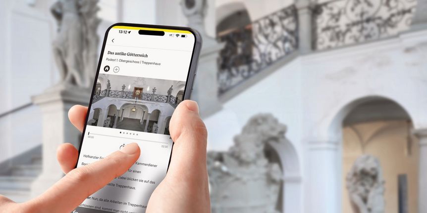 Smartphone mit Station vor dem Treppenhaus im Neuen Schloss Meersburg