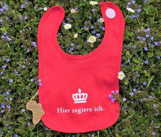 Schloss Bruchsal, Rotes Babylätzchen für Prinzessinnen und Prinzen. 