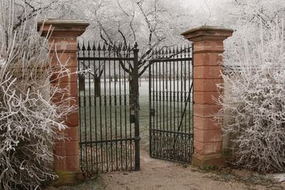 Eingang zum Kirschgarten im Winter