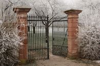 Foto: Staatliche Schlösser und Gärten Baden-Württemberg, Uschi Wetzel Eingang zum Kirschgarten im Winter