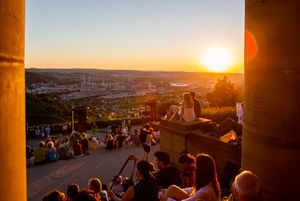Grabkapelle auf dem Württemberg, außen, Gäste am Abend