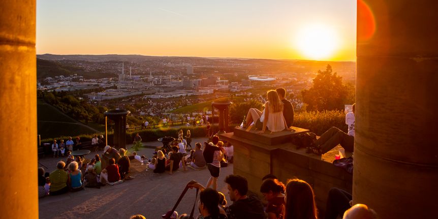 Grabkapelle auf dem Württemberg, außen, Gäste am Abend