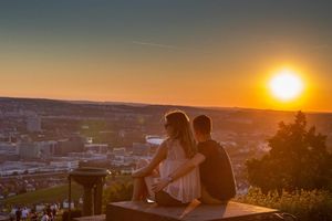 Grabkapelle auf dem Württemberg, Sonnenuntergang mit Besuchern 