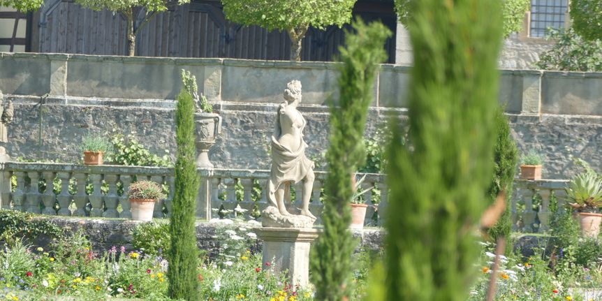 Schloss und Schlossgarten Weikersheim, Außen, Garten im Sommer