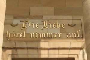 Goldene Inschrift über dem Eingang der Grabkapelle auf dem Württemberg