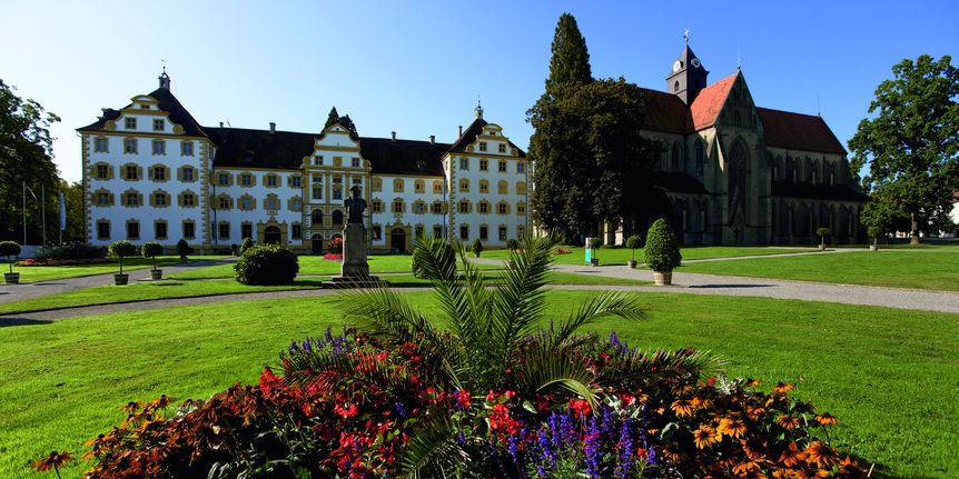 Kloster und Schloss Salem, Prälatur, davor Blumenbeet